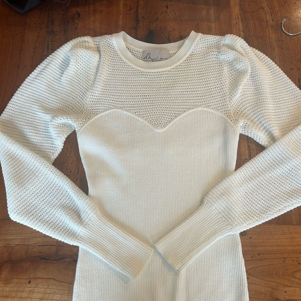dh NEW YORK White Textured sweetheart Knit Top